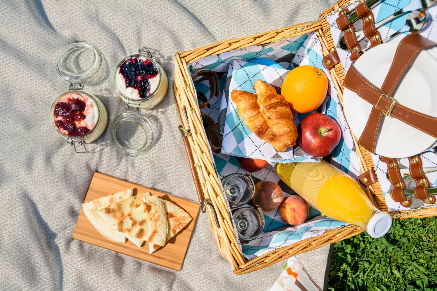 how big should a picnic blanket be